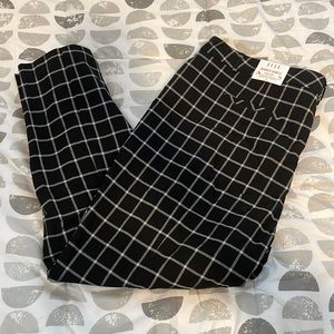 NWT- Elle Skinny Ankle Mid Rise Pants